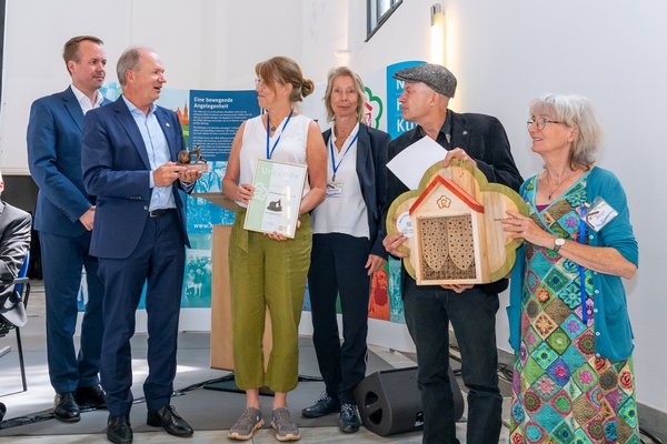 Von links nach rechts: Stefan Ast (Geschäftsführer NRW-Stiftung), Michael Breuer (Vorsitzender Förderverein NRW-Stiftung), Sibylle Assmann (Günnemann-Kotten e. V.), Henriette Brink-Kloke (Günnemann-Kotten e. V.), Marc Junge (Günnemann-Kotten e. V.) und Birgit Klein (Günnemann-Kotten e. V.).